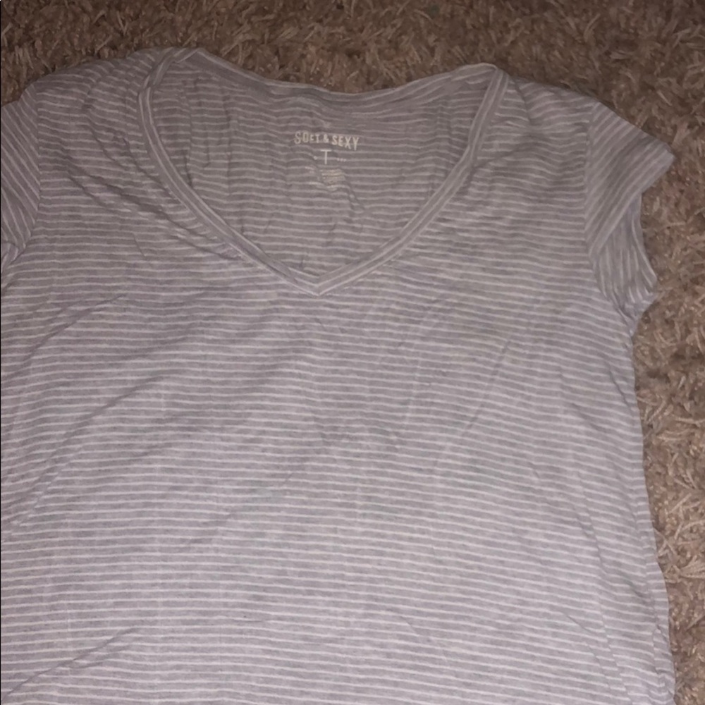 Striped American eagle v-neck tee!
